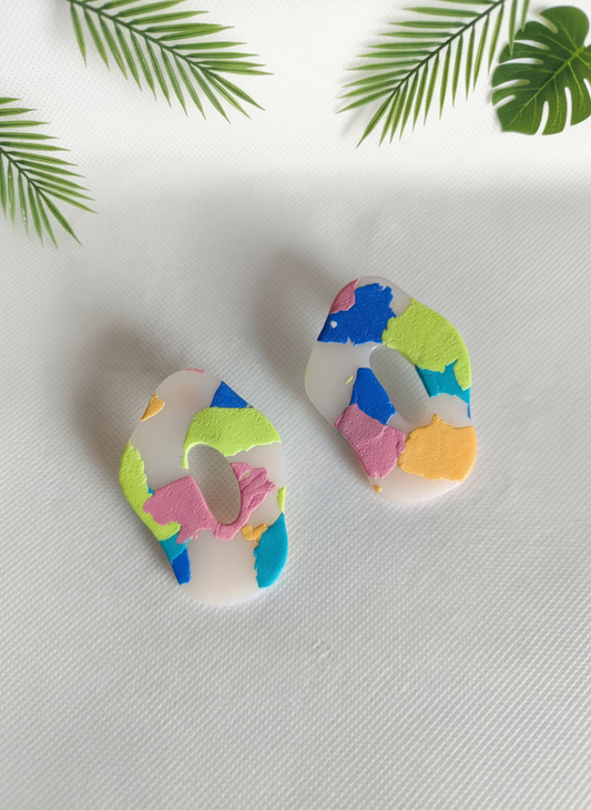 Brincos com toque tropical