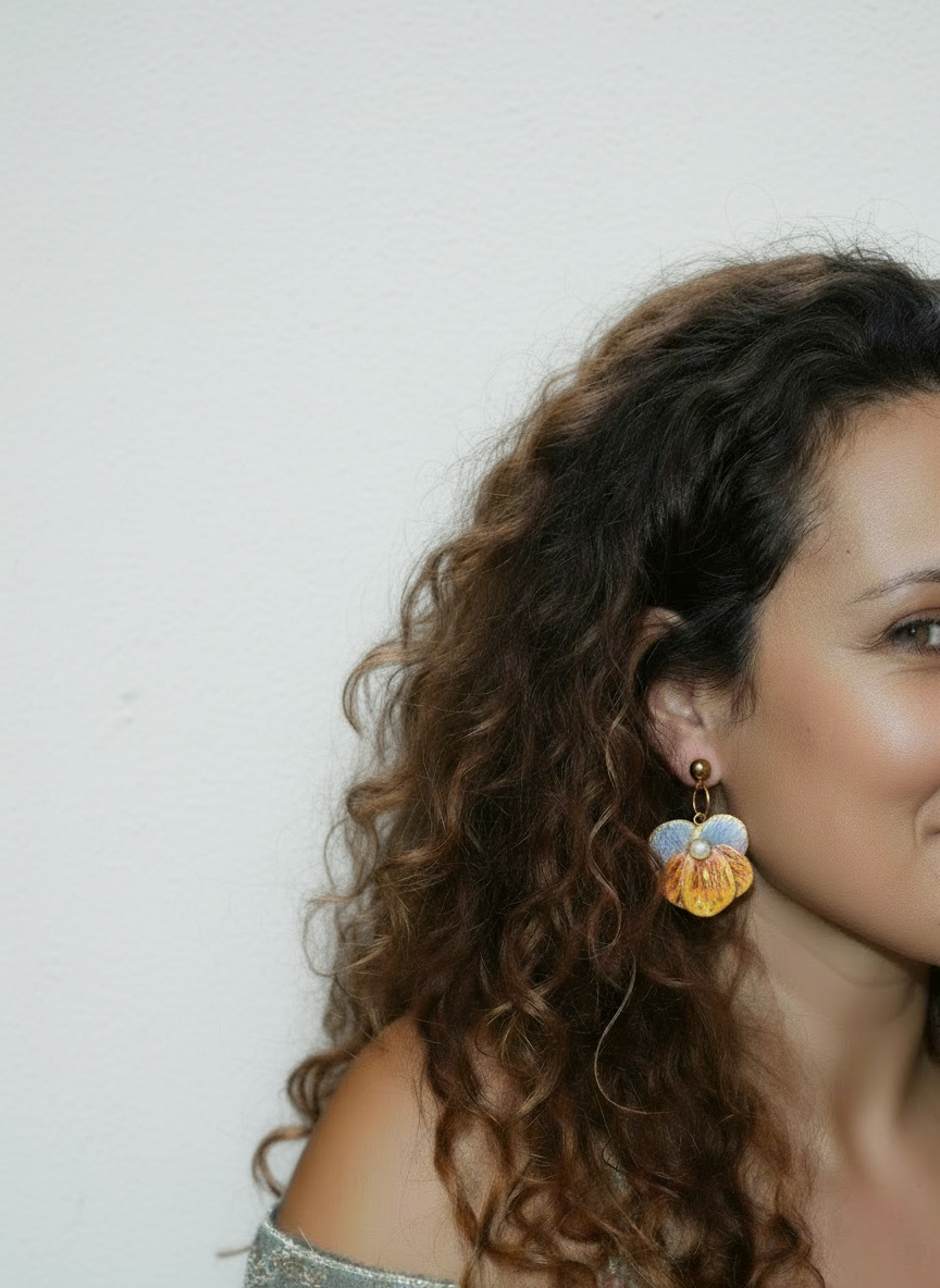 Brincos Primrose em parede branca