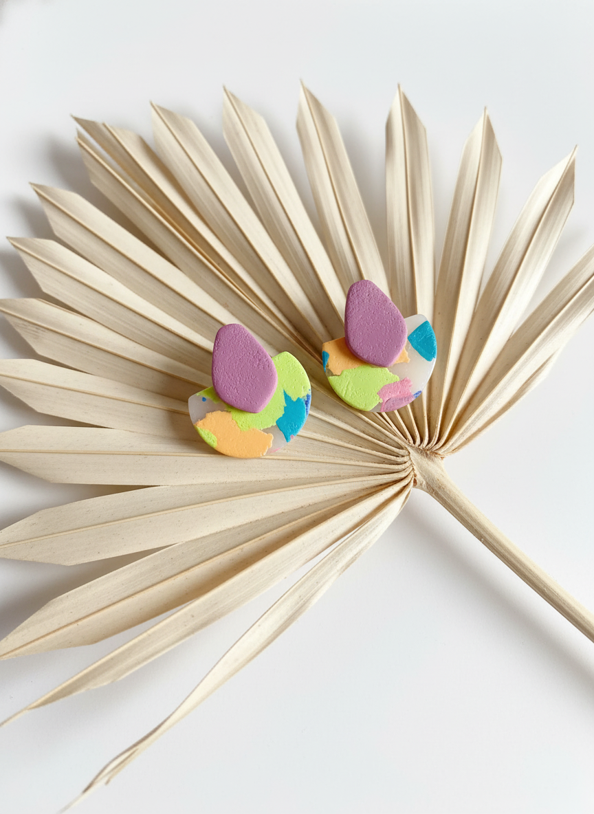 Brincos sobre folha de palmeira branca