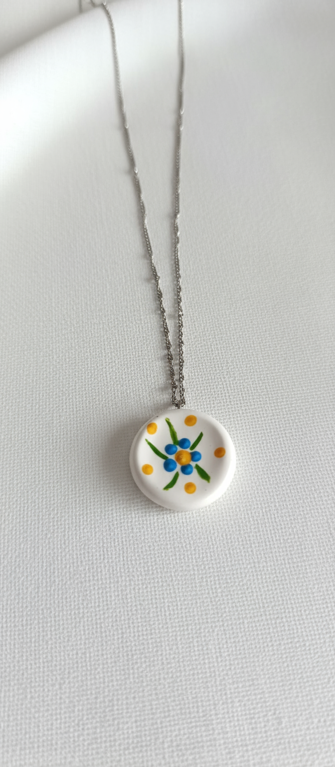 Fio com flor colorida