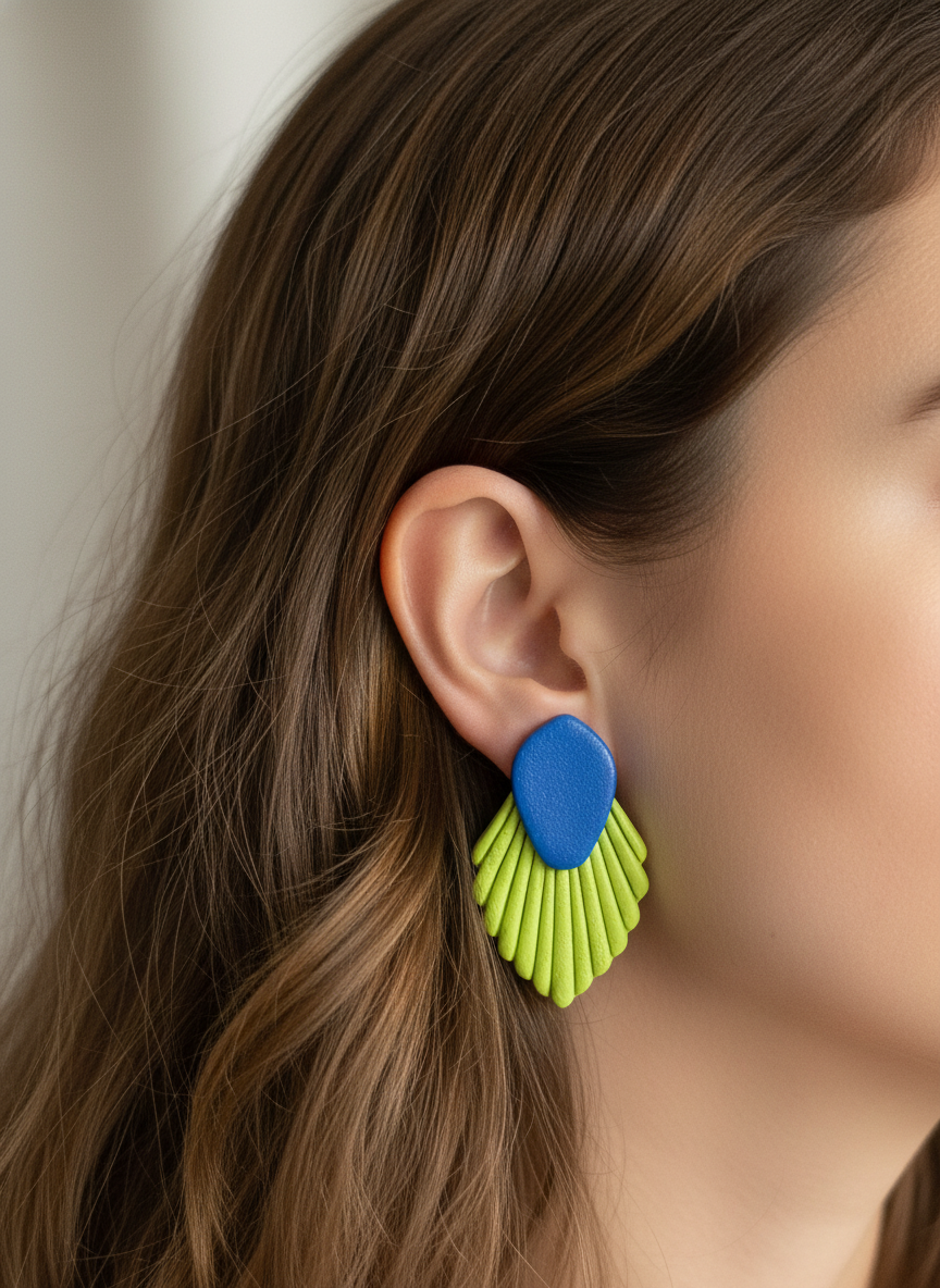 Brinco azul e verde na orelha