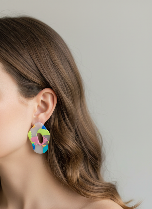 Brinco colorido na orelha