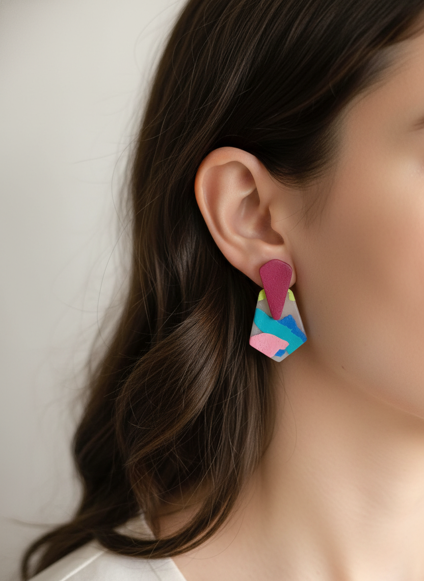 Brinco colorido na orelha