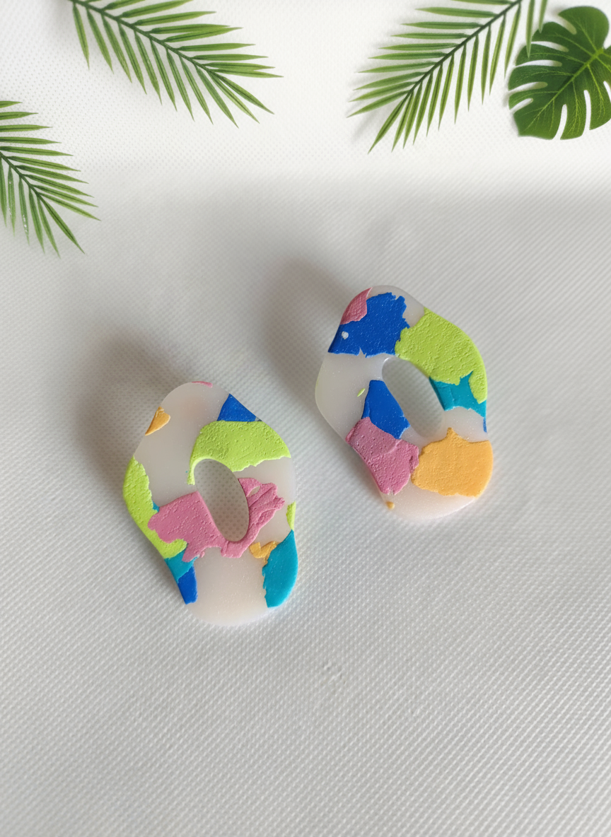 Brincos com toque tropical