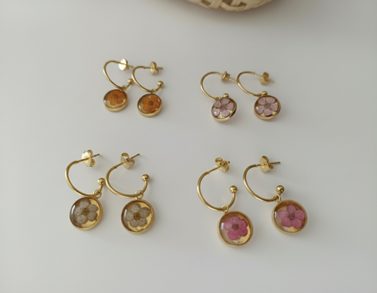 Brincos dourados com flores - nitidez aprimorada