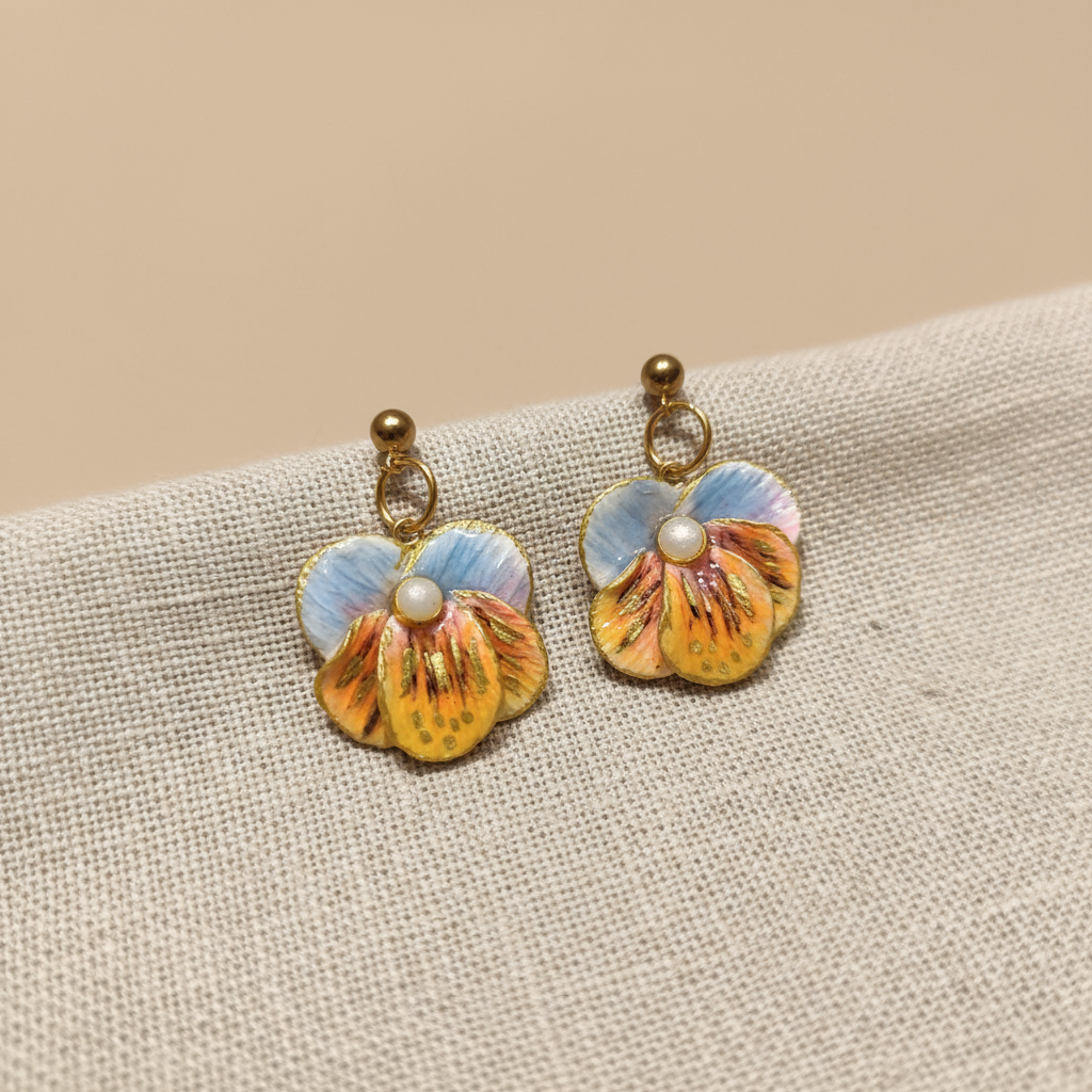 Brincos Primrose em fundo bege