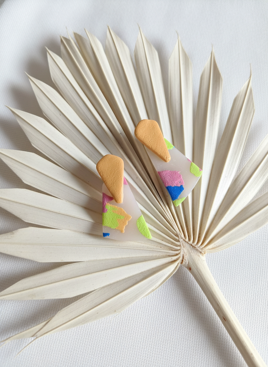 Brincos sobre palmeira branca com nitidez melhorada