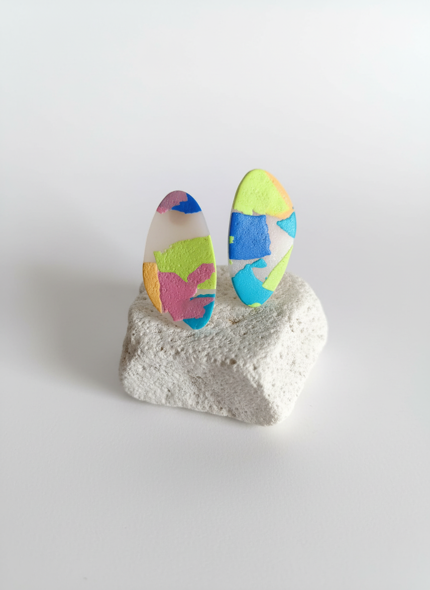 Brincos sobre pedra branca - minimalista