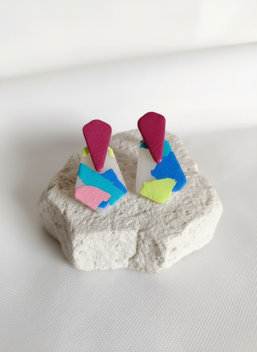 Brincos sobre pedra branca