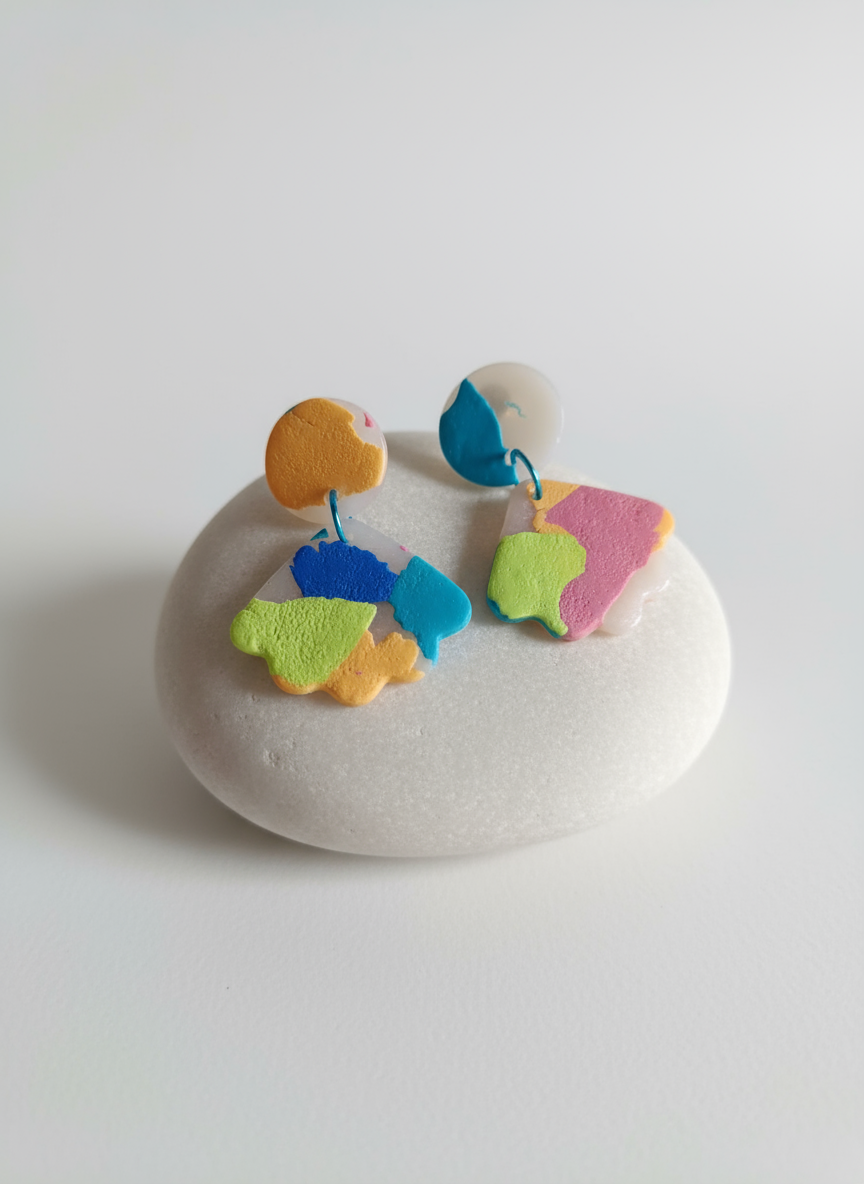 Brincos sobre pedra de água branca