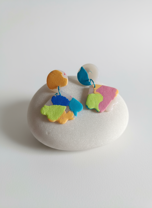 Brincos sobre pedra de água branca