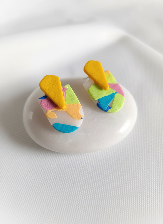 Brincos sobre pedra de água com nitidez melhorada