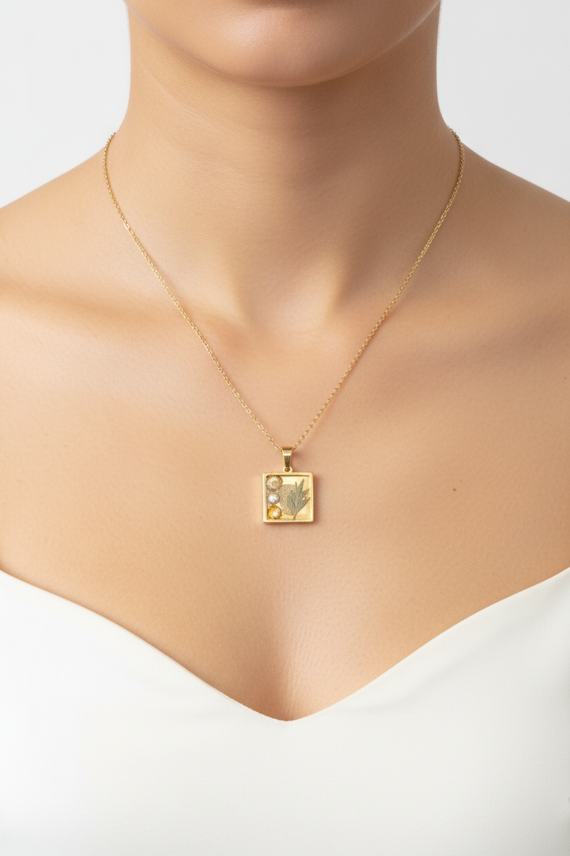 Colar dourado em peito