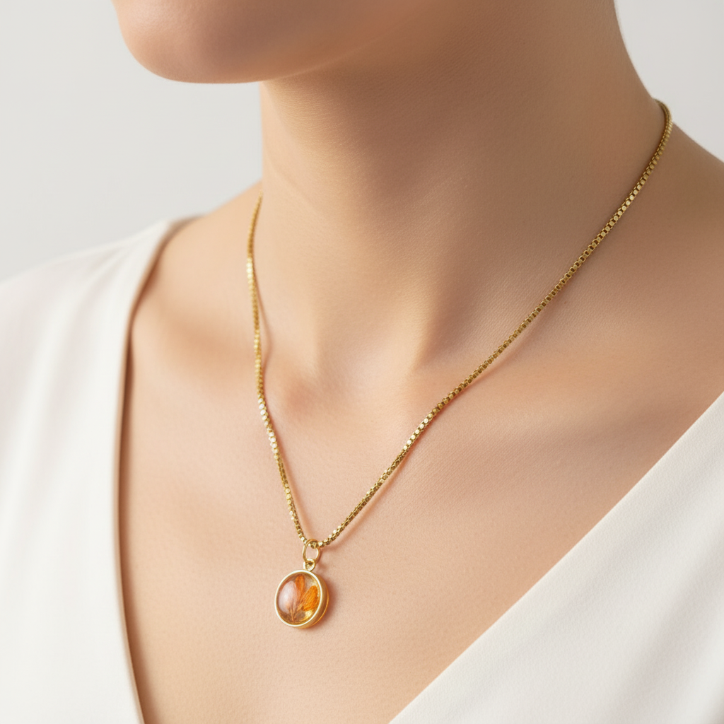 Colar gold com flores - vista frontal sem rosto