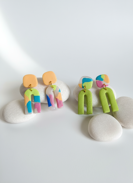 Dois pares de brincos sobre pedras de água